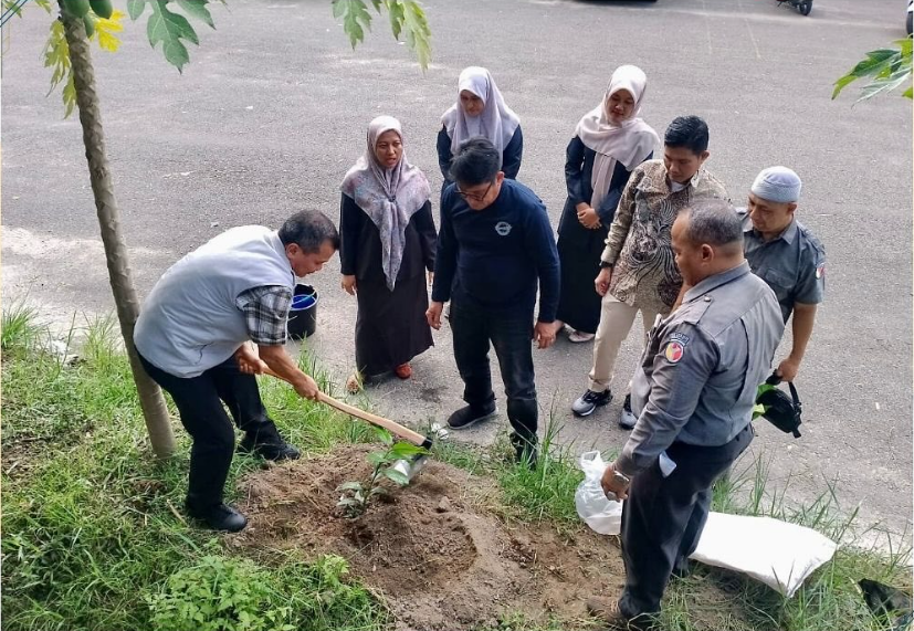 Penanaman Pohon Integritas oleh Mafral, SE, MM (Kabag administrasi Bawaslu provinsi sumatera barat)