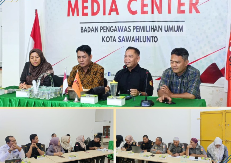 Rapat di kantor terkait data dan informasi Bawaslu Kota Sawahlunto