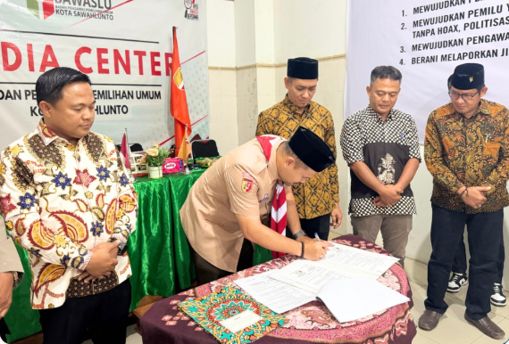 Penanda tanganan PKS oleh Jeffry Hibatullah (Ketua Kwartir Cabang 11 Gerakan Pramuka Kota Sawahlunto)