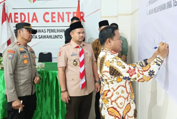 Penandatanganan Deklarasikan Kampung Pengawasan