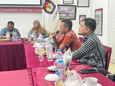 Febriboy Arnendra (Kordiv HPPH Bawaslu Kota Sawahlunto) sampaikan masukan pada rapat pleno DPB Triwulan ke III