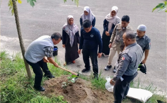 Penanaman Pohon Integritas oleh Mafral, SE, MM (Kabag administrasi Bawaslu provinsi sumatera barat)