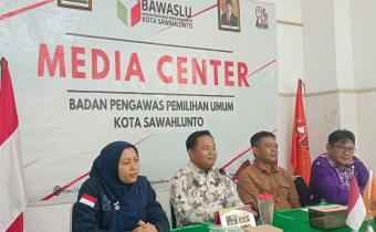 M Khadafi sampaikan arahan dan bimbingan kepada Humas Bawaslu Kota Sawahlunto