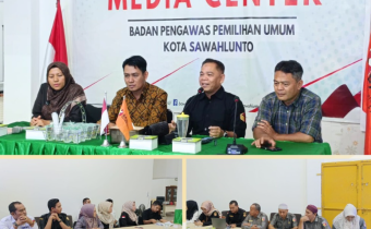 Rapat di kantor terkait data dan informasi Bawaslu Kota Sawahlunto